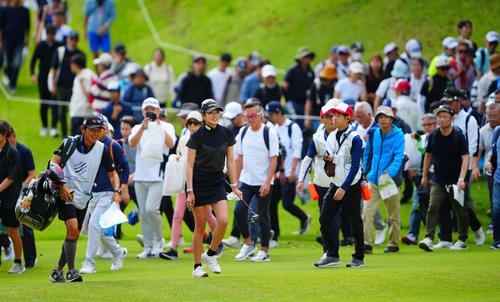 2番、ギャラリーを引き連れ歩く原（中央）（撮影・垰建太）