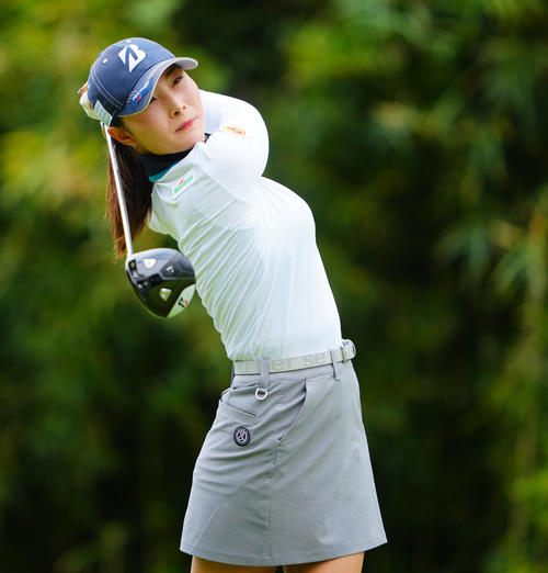 3番、ティーショットに臨む鶴岡（撮影・垰建太）