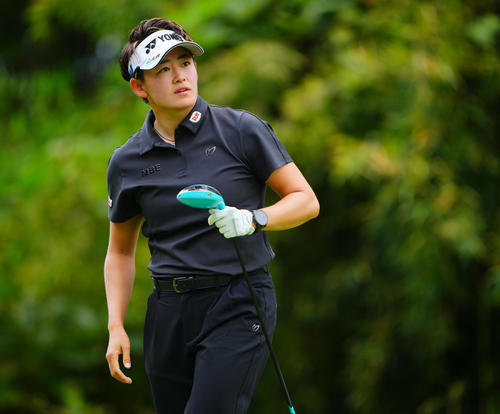 3番、ティーショットに臨む岩井明愛（撮影・垰建太）