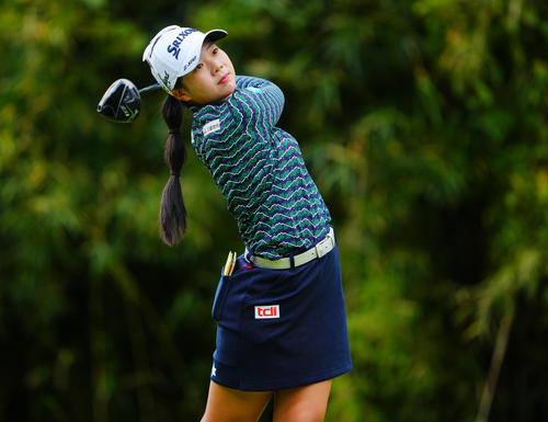 3番、ティーショットに臨む菅（撮影・垰建太）