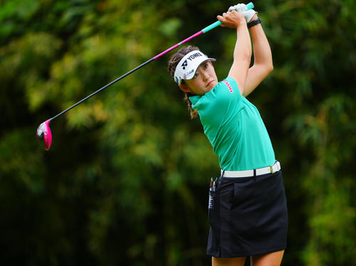 3番、ティーショットに臨む岩井千怜（撮影・垰建太）