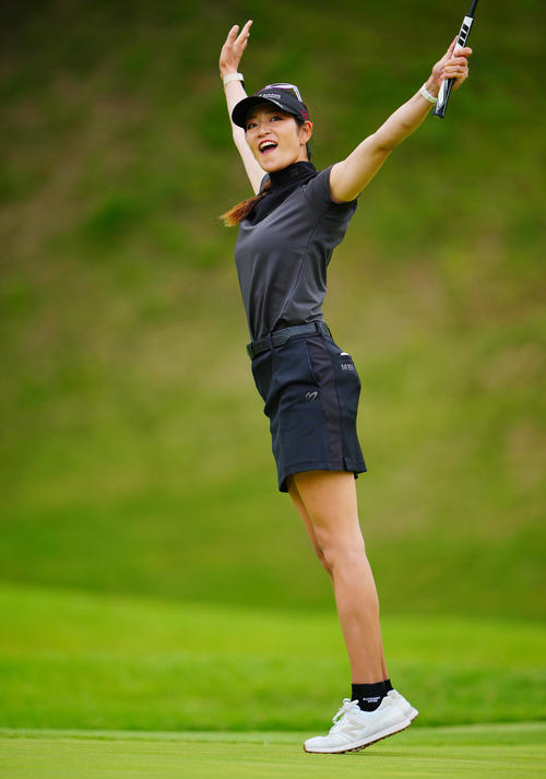 9番、バーディーパットを沈めバンザイで喜ぶ原（撮影・垰建太）