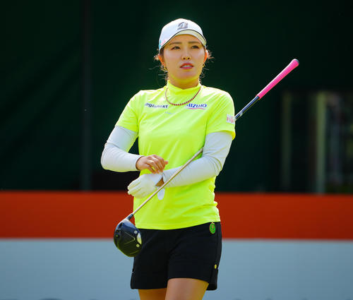 1番、ティーショットに臨む古江（撮影・垰建太）