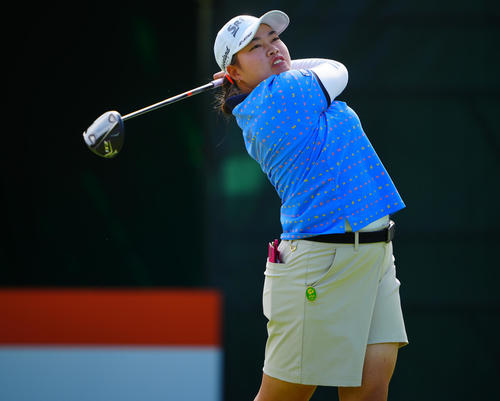 1番、ティーショットに臨む入谷（撮影・垰建太）