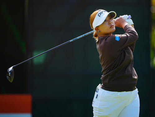 1番、ティーショットに臨む鈴木（撮影・垰建太）