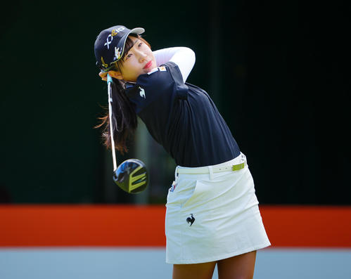 1番、ティーショットを放つ菅沼（撮影・垰建太）