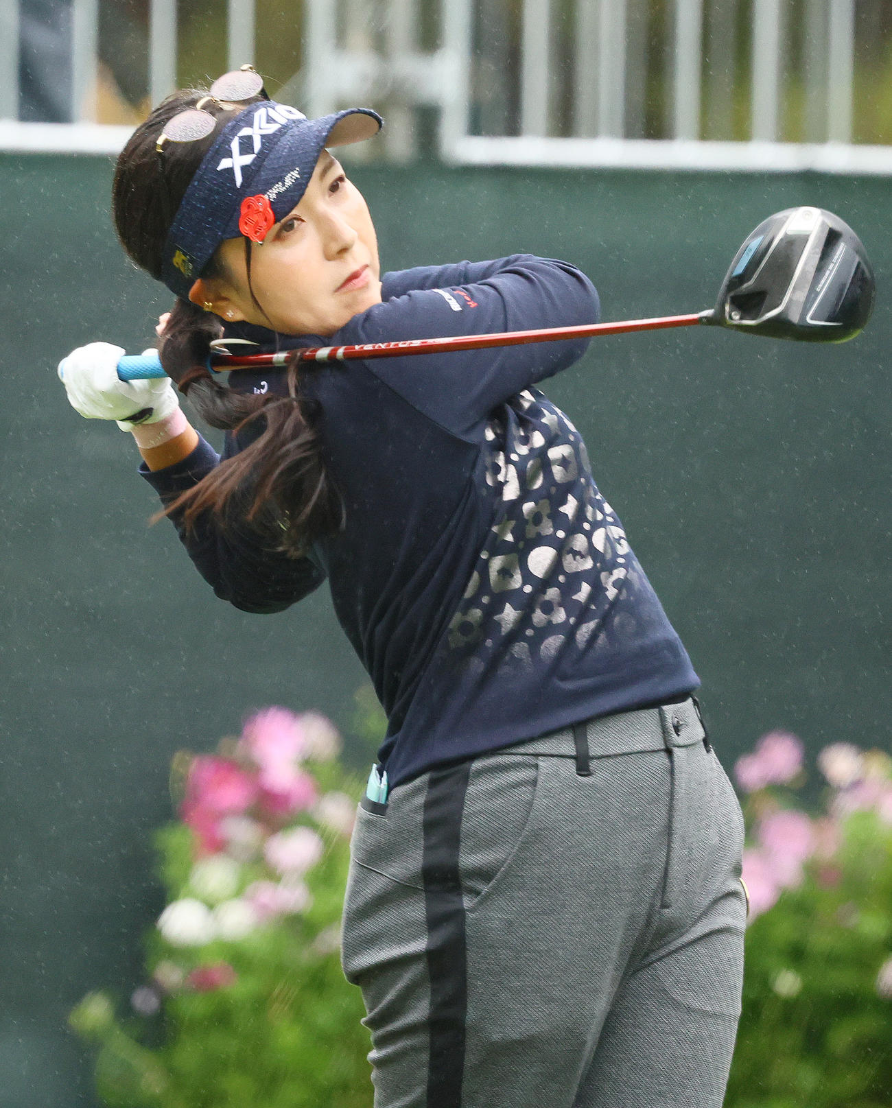 10番、ティーショットを放つ青木瀬（撮影・上山淳一）