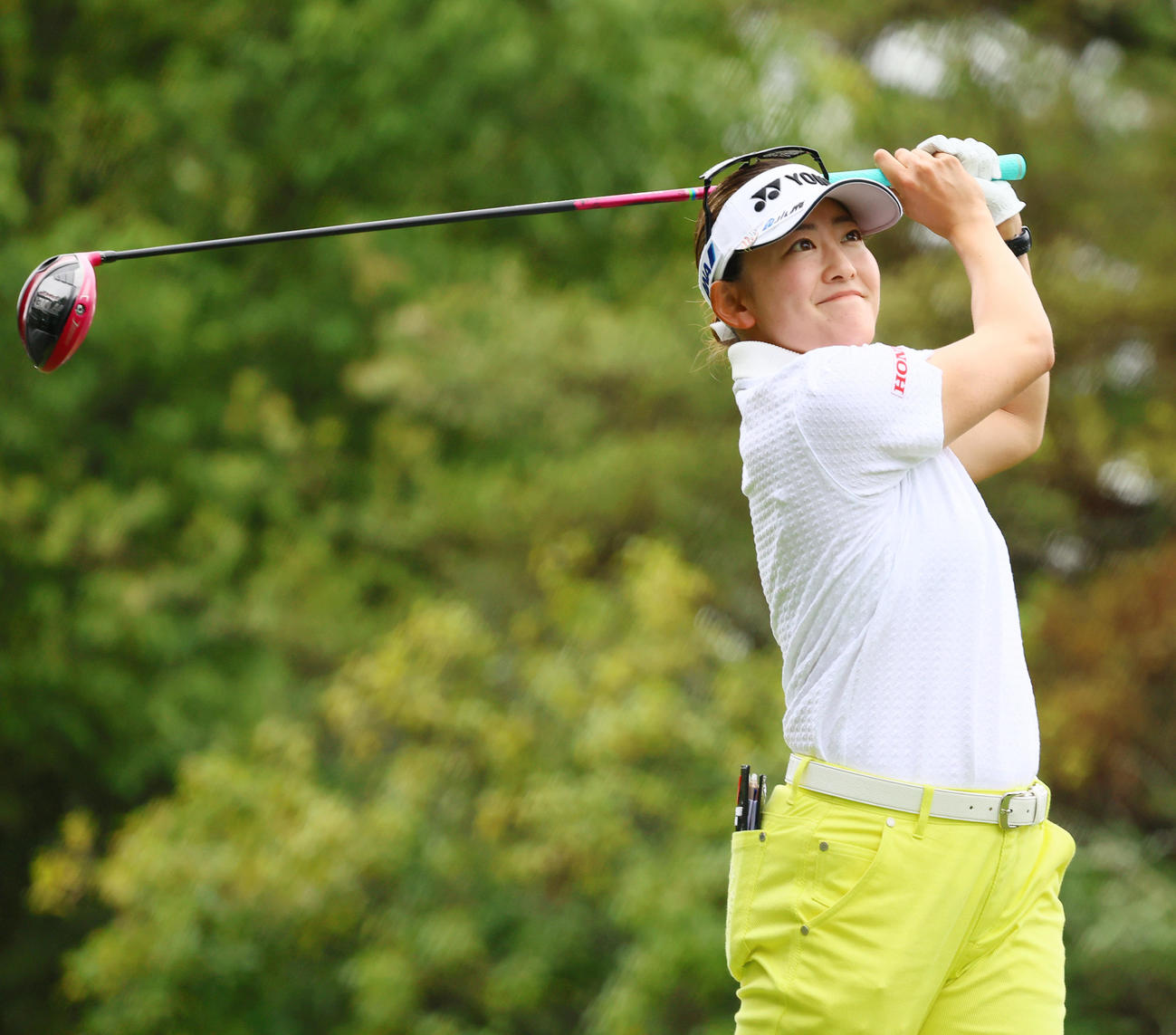 9番、ティーショットを放つ岩井千（撮影・上山淳一）