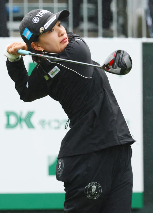 10番、ティーショットを放つ永井(撮影・上山淳一)