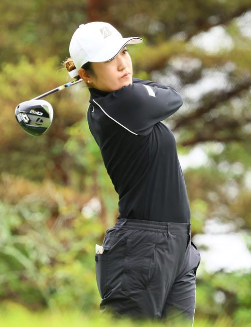 9番、ティーショットを放つ稲見(撮影・上山淳一)