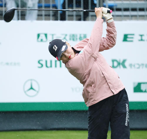 10番、ティーショットを放つ桑木(撮影・上山淳一)