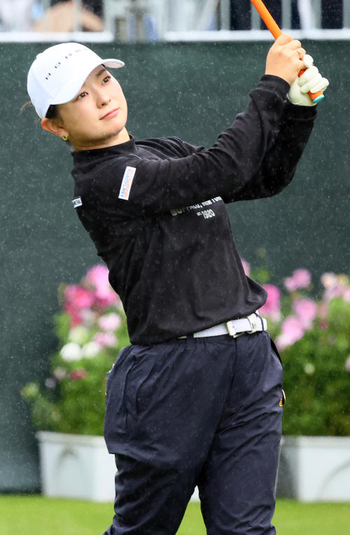 10番、ティーショットを放つ吉川(撮影・上山淳一)