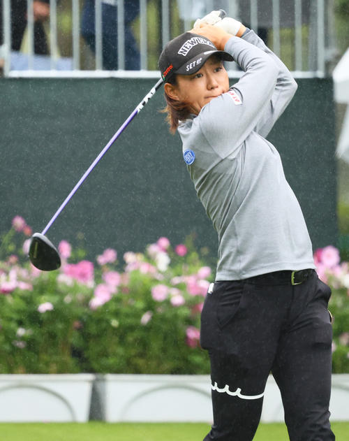 10番、ティーショットを放つ野沢(撮影・上山淳一)