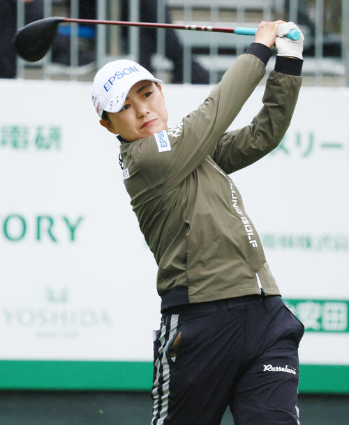 10番、ティーショットを放つ横峯(撮影・上山淳一)