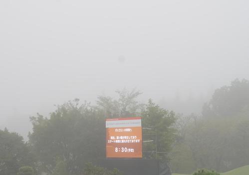 スタンレーレディス最終日 濃霧による視界不良でスタート開始が遅れることを知らせるビジョン(撮影・垰建太)