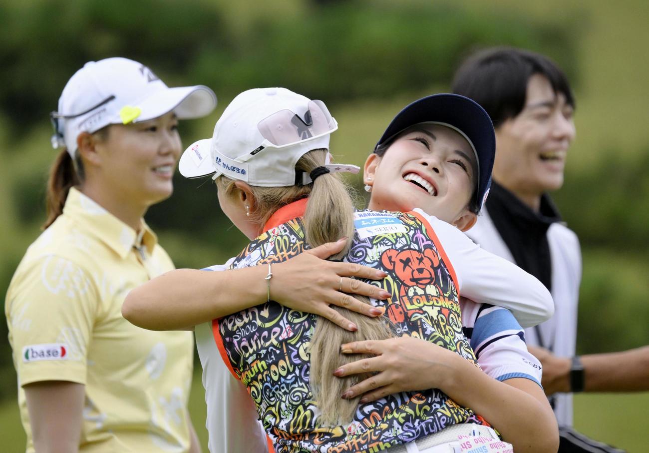 通算14アンダーで優勝し、笑顔で抱き合う河本結（右から2人目）（共同）