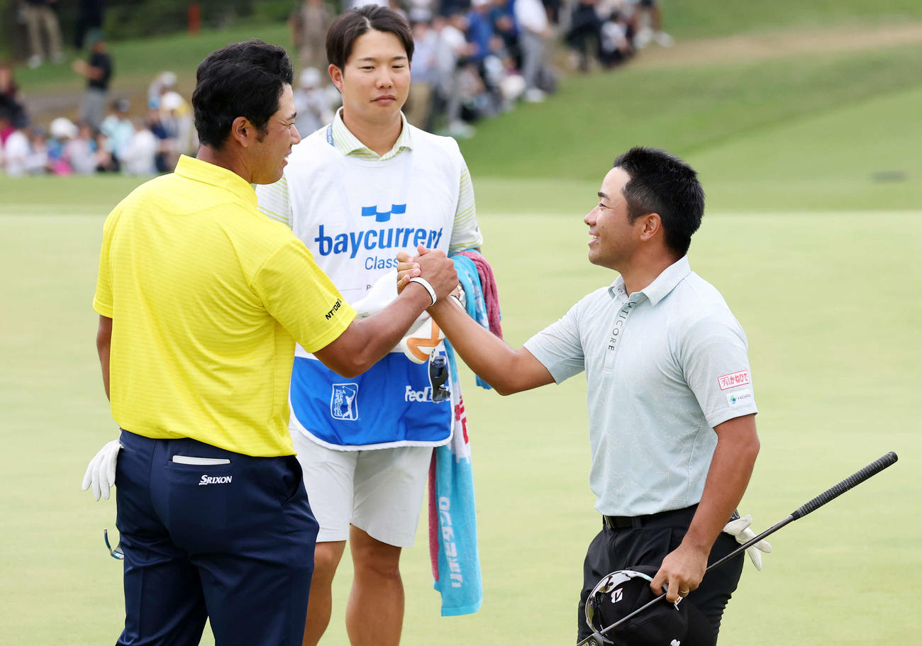 ホールアウト後、握手する松山（左）と比嘉（撮影・鈴木正人）