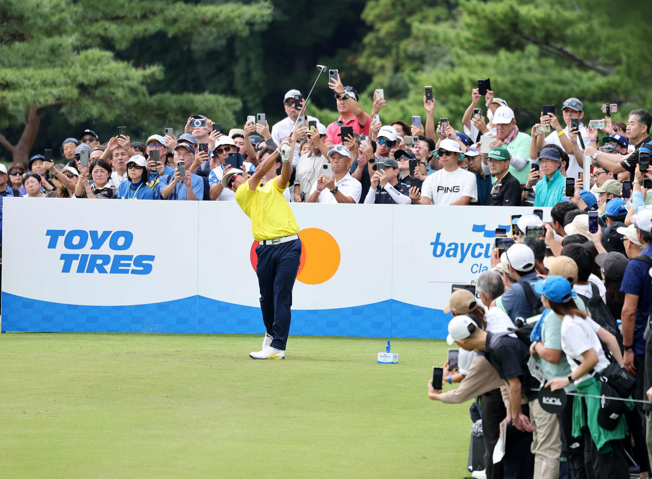 15番、ティーショットを放つ松山（撮影・鈴木正人）