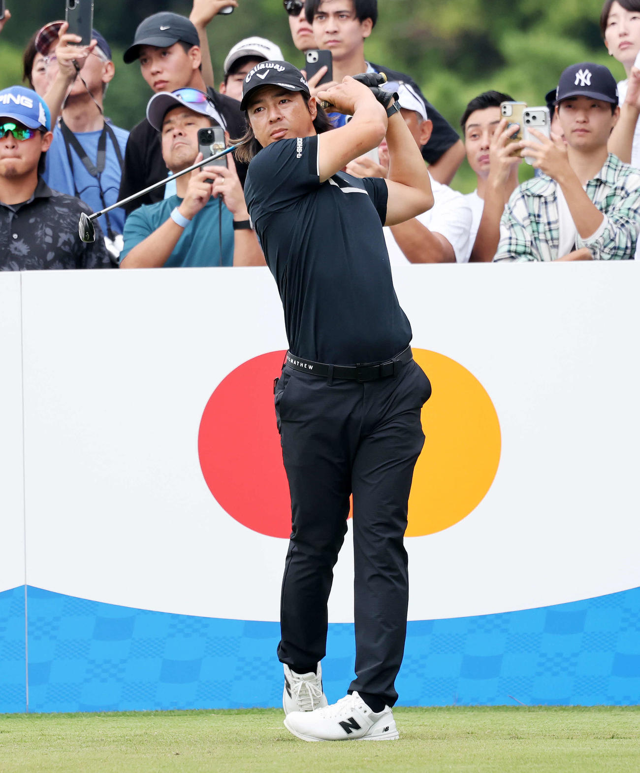 15番、ティーショットを放つ石川（撮影・鈴木正人）