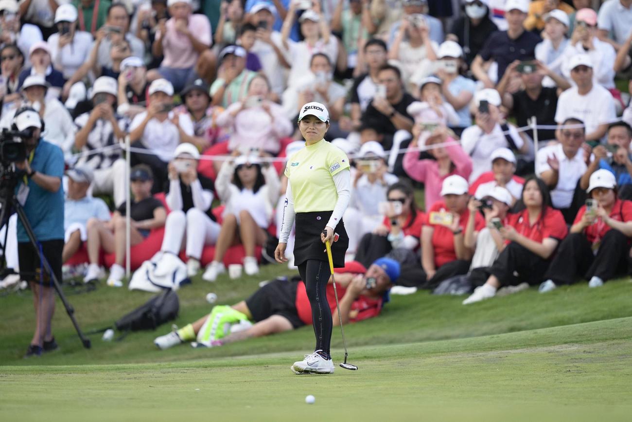 最終ラウンド、18番でパットを外す勝みなみ。プレーオフで敗れ米ツアー初優勝を逃した＝旗忠花園GC（共同）