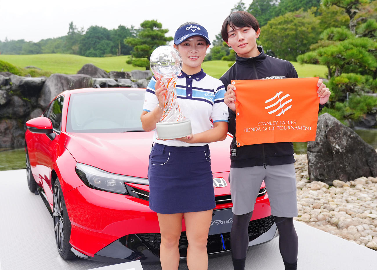優勝した河本はキャディーと笑顔で写真に納まる（撮影・垰建太）