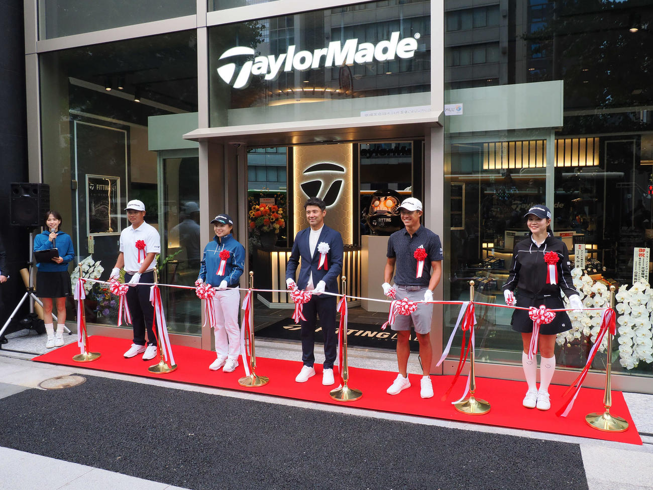 テーラーメイド・フィッティングラボのオープニングイベントでテープカットを行う、右から山路晶、コリン・モリカワ、比留間育洋社長、永峰咲希、久常涼と司会の鷲見玲奈
