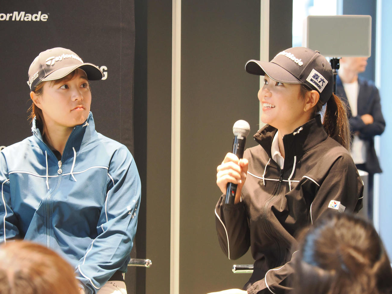 テーラーメイド・フィッティングラボのトークショーを行う永峰咲希（左）と山路晶