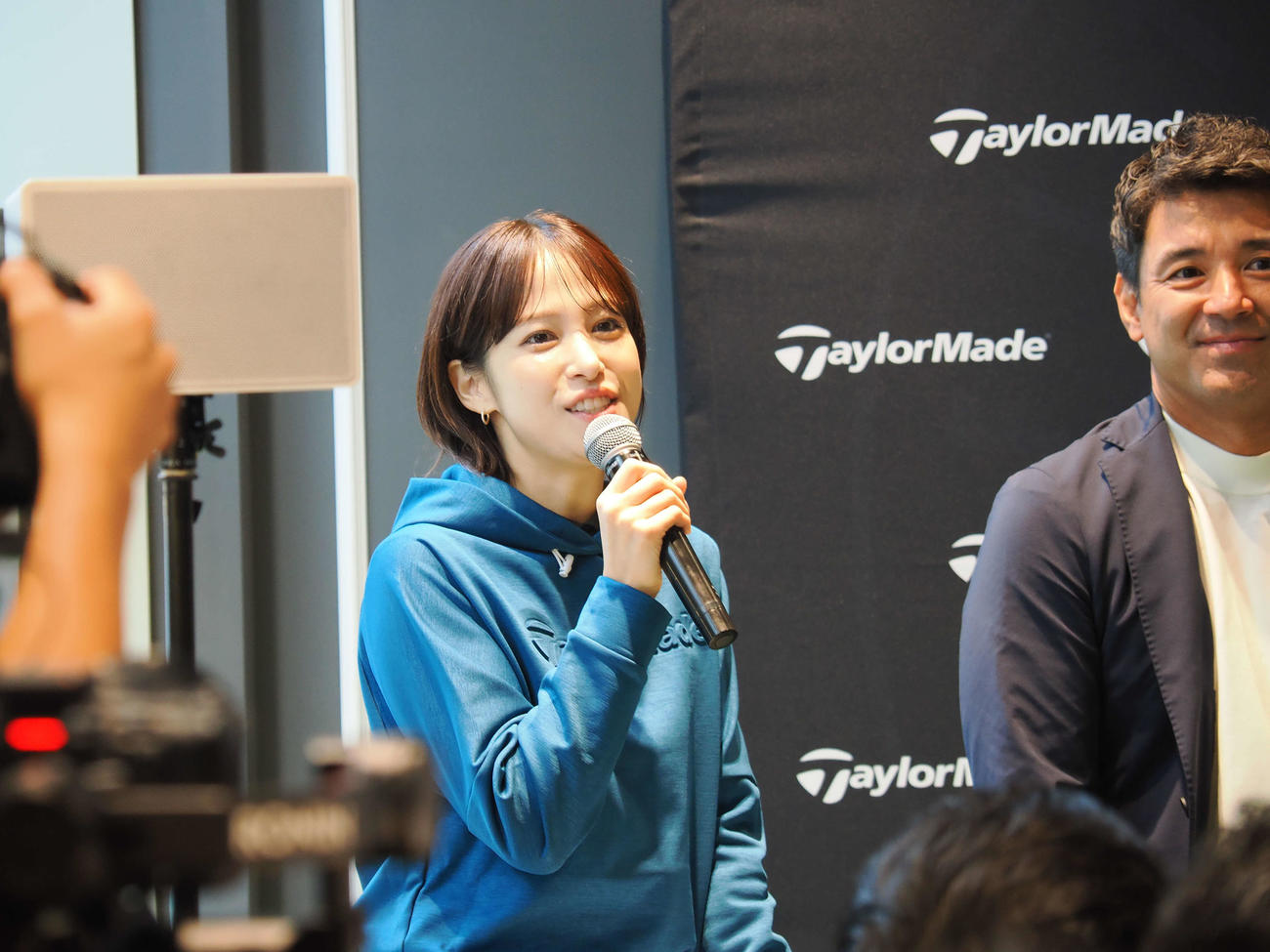テーラーメイド・フィッティングラボのオープニングイベントで司会を務める鷲見玲奈