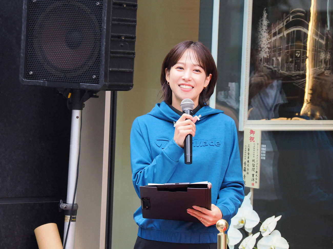 テーラーメイド・フィッティングラボのオープニングイベントで司会を務める鷲見玲奈