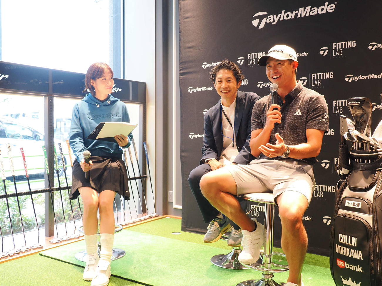 テーラーメイドのフィッティングラボでトークショーを行うコリン・モリカワ。左は鷲見玲奈