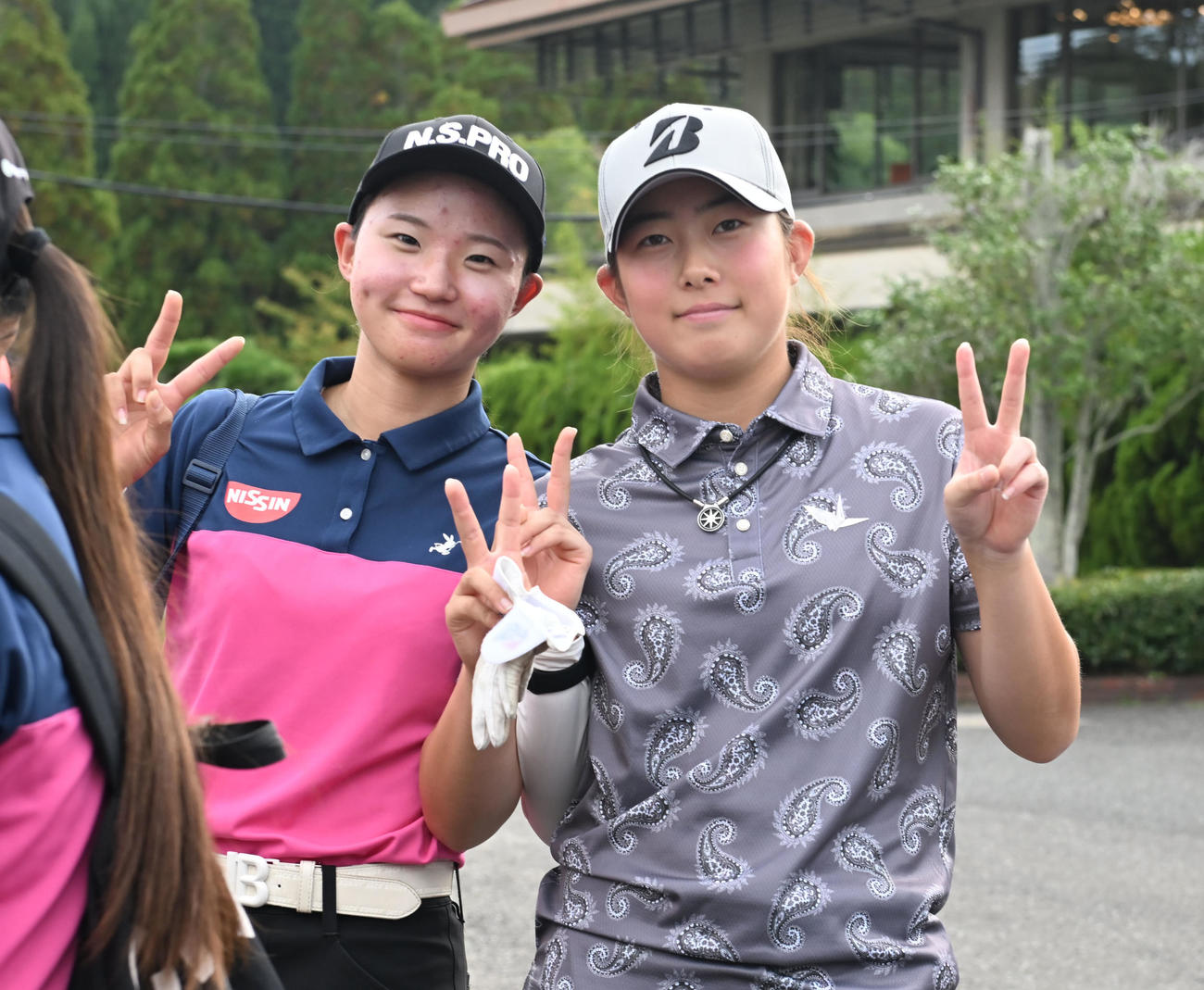 ECC学園の松本陽愛（左）と活躍を誓う後藤あい（撮影・和賀正仁）