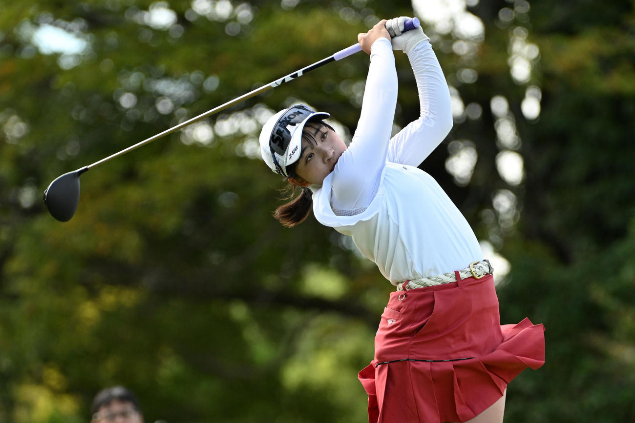 1番、ティーショットを放つ岩永（撮影・滝沢美穂子）