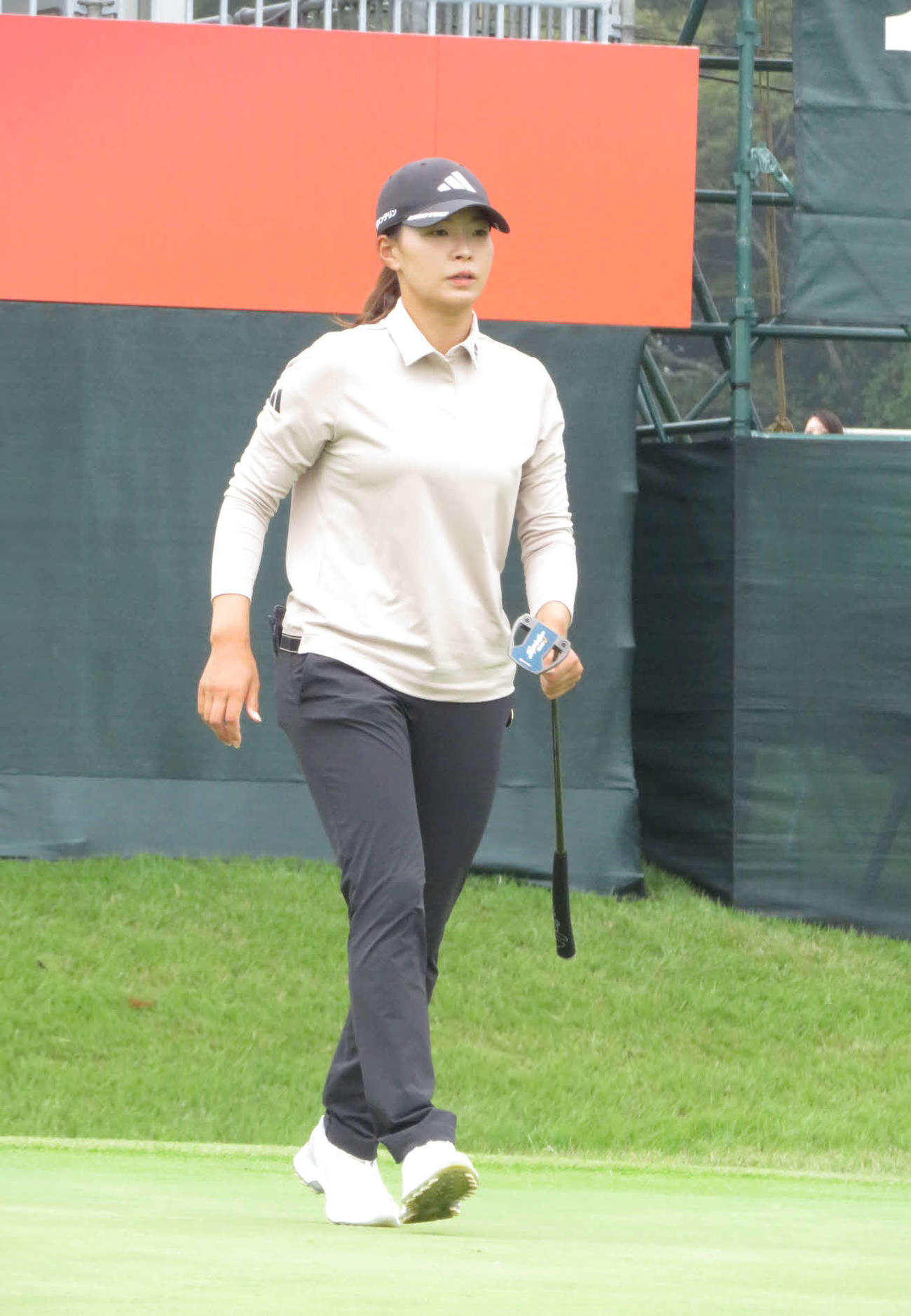プロアマ戦の最終ホールで、パッティング練習を繰り返した渋野日向子（撮影・高田文太）
