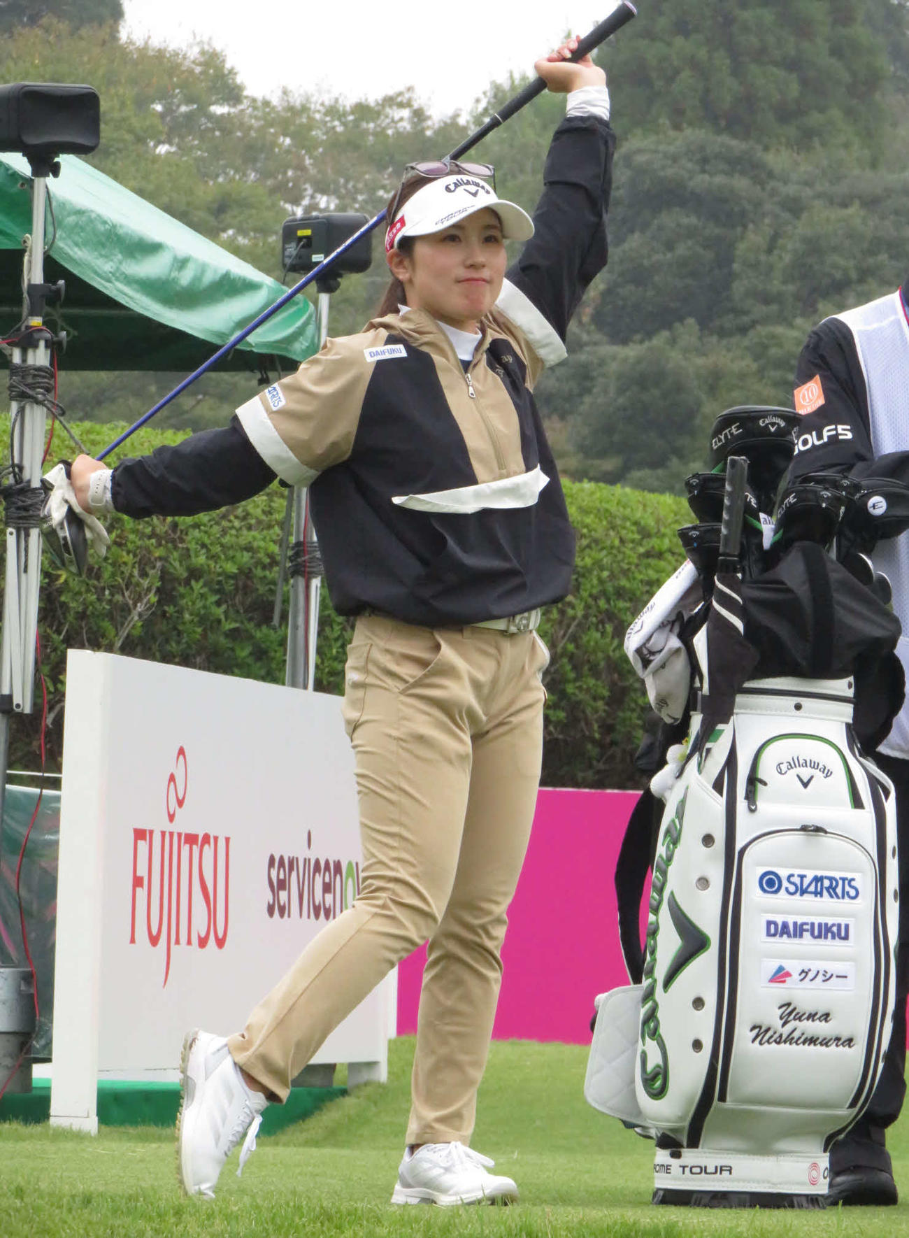 プロアマ戦の10番ティーショット前にストレッチする西村優菜（撮影・高田文太）
