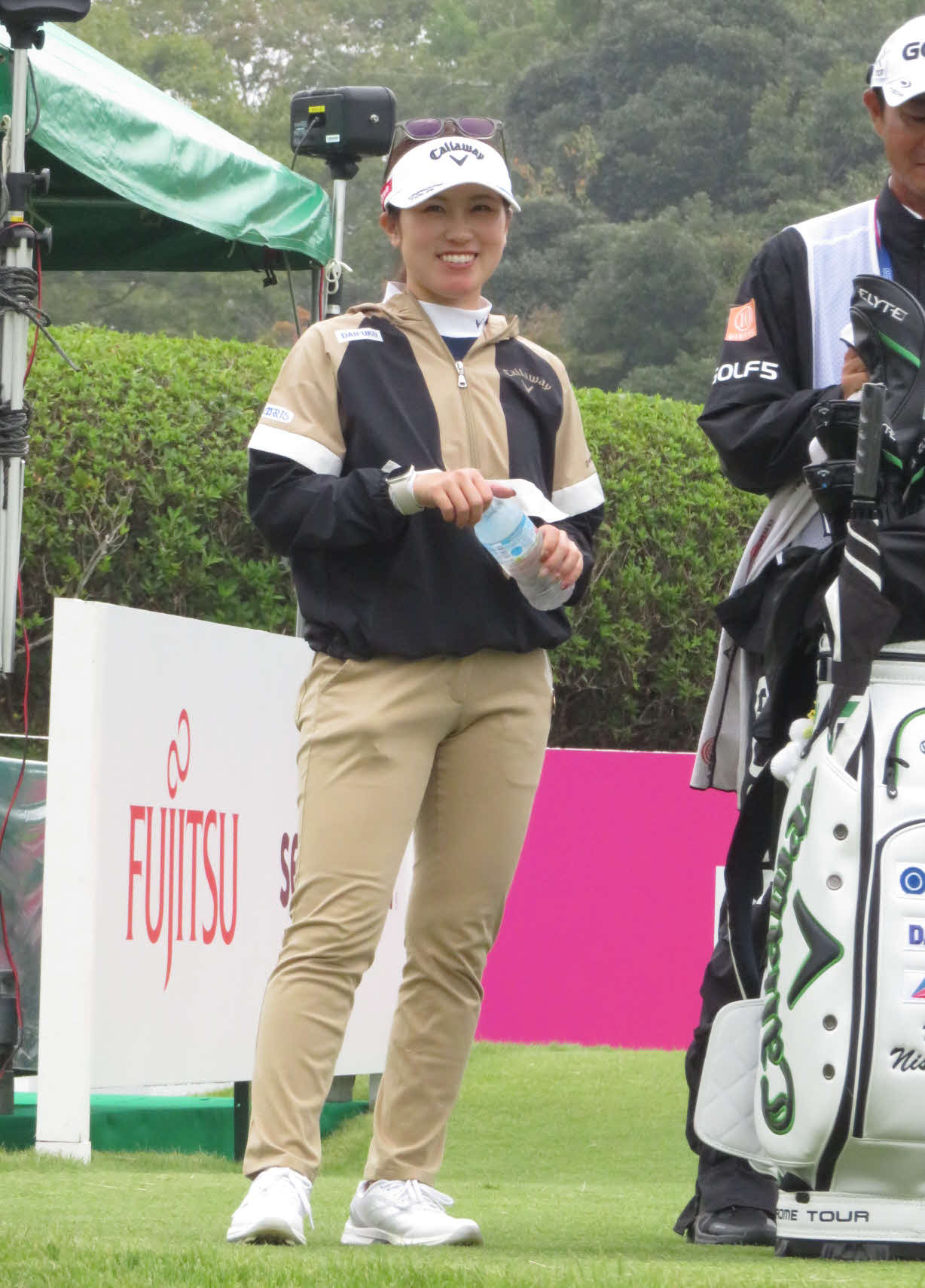 プロアマ戦の10番ティーショット前に笑顔を見せる西村優菜（撮影・高田文太）