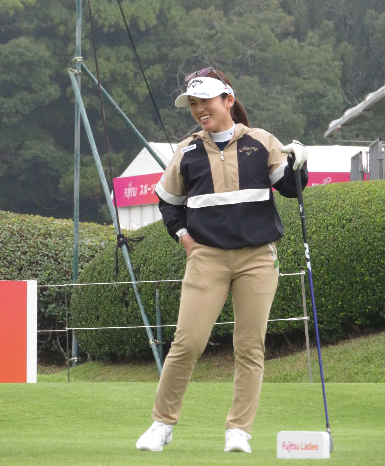 プロアマ戦の10番ティーショット前に笑顔を見せる西村優菜（撮影・高田文太）