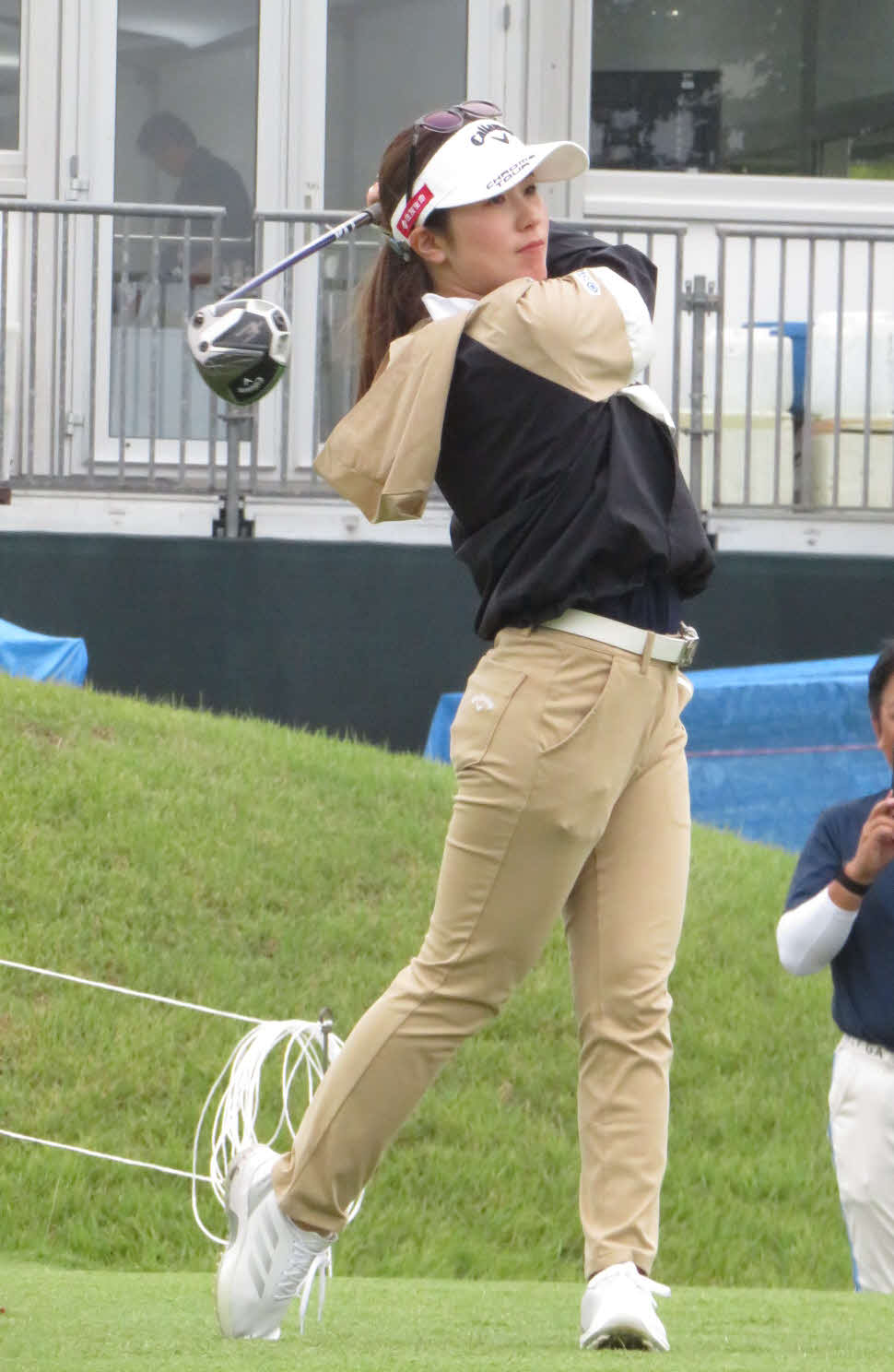 プロアマ戦の10番でティーショットを放つ西村優菜（撮影・高田文太）