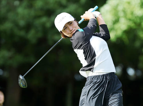2番、ティーショットを放つ岡山（撮影・鈴木正人）