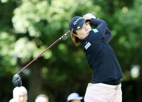 2番、ティーショットを放つ永峰（撮影・鈴木正人）