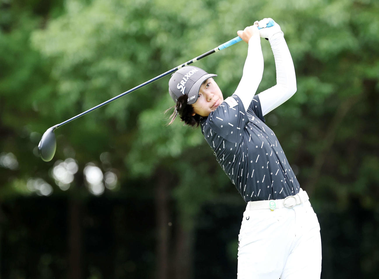 2番、ティーショットを放つ本村（撮影・鈴木正人）