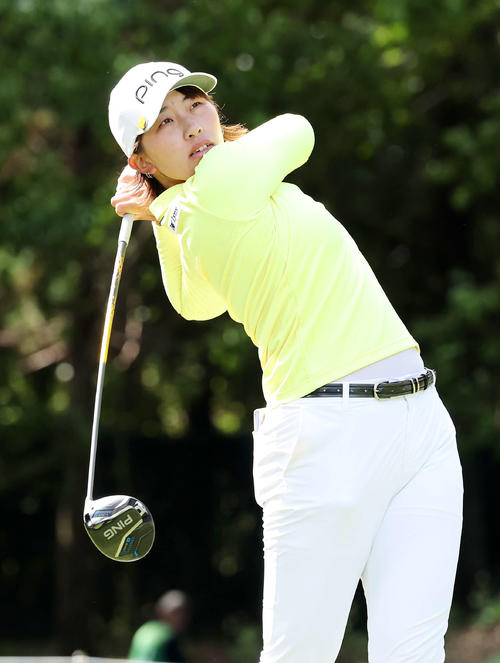 2番、ティーショットを放つ竹山（撮影・鈴木正人）