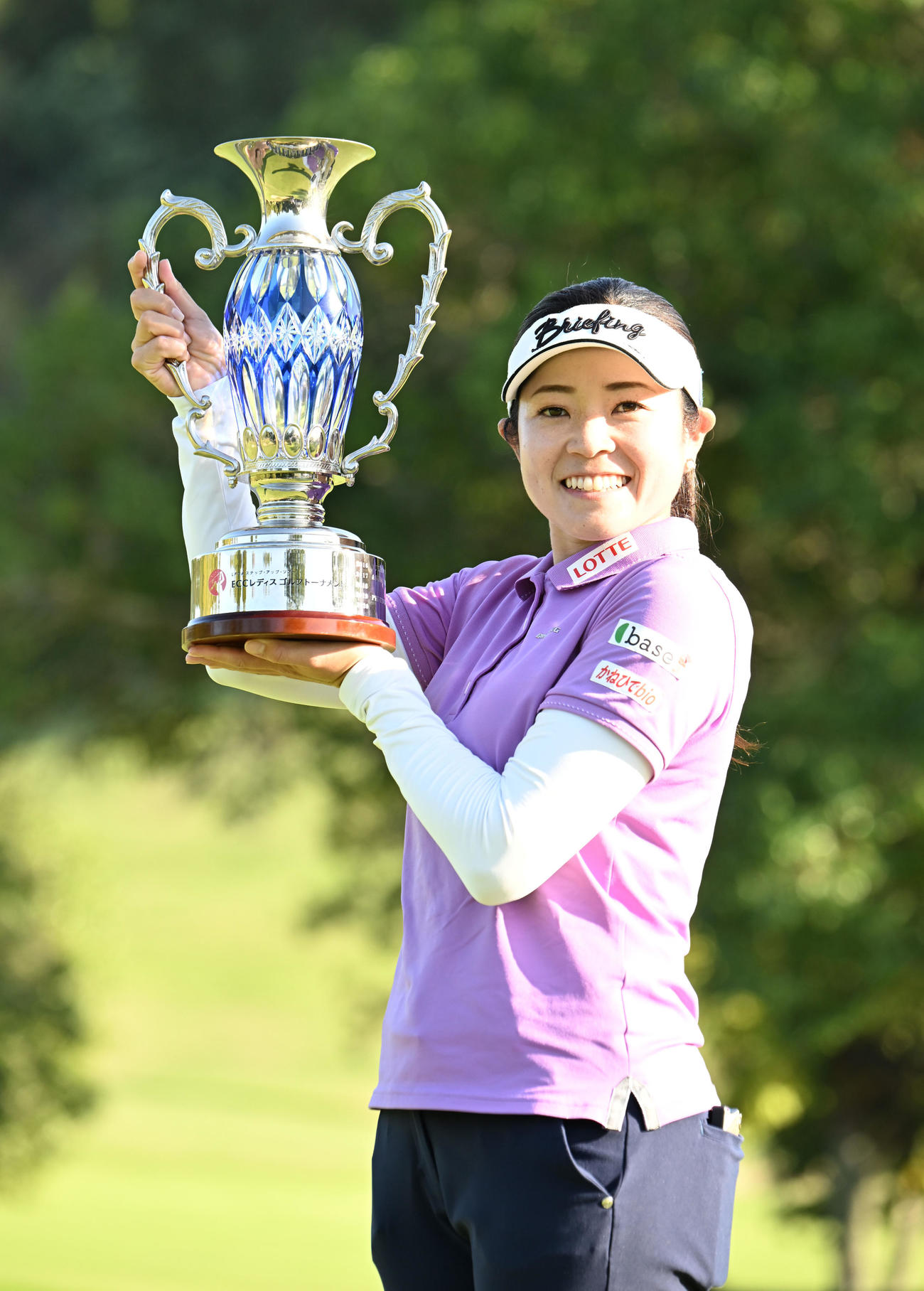 優勝しカップを掲げる仲宗根澄香（撮影・和賀正仁）