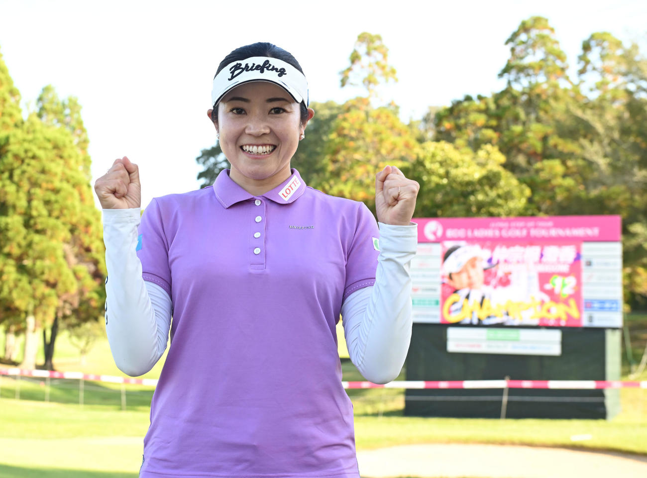優勝インタビュー後、ガッツポーズする仲宗根澄香（撮影・和賀正仁）