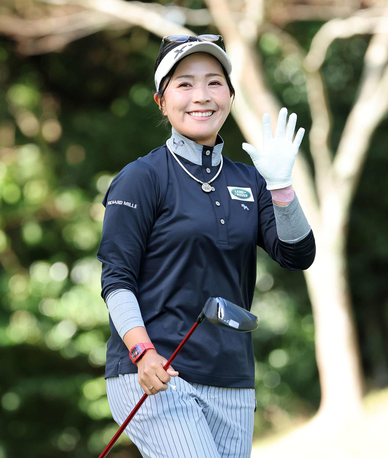 2番、ティーショット後、笑顔で手を振る青木（撮影・鈴木正人）
