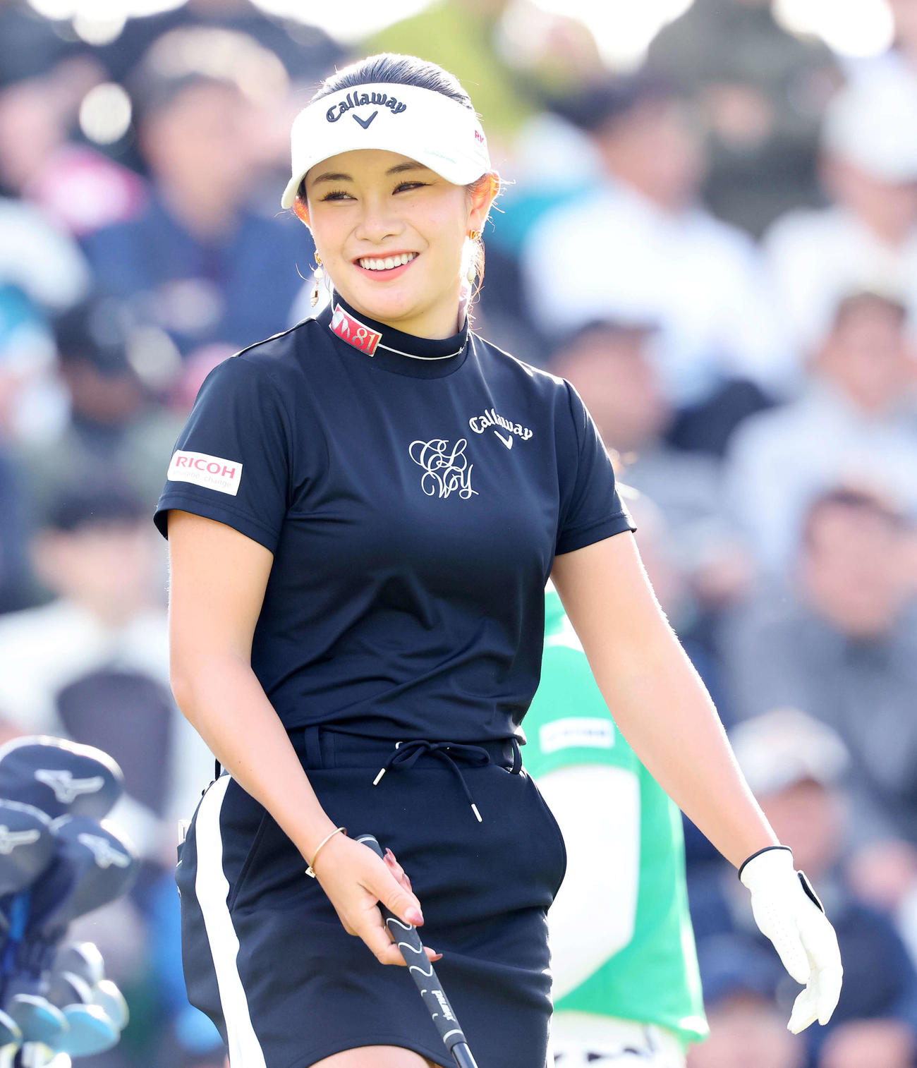 1番、ティーショット前、笑顔を見せる河本（撮影・鈴木正人）