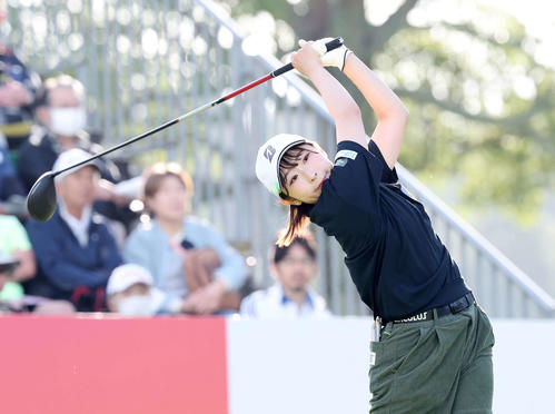 1番、ティーショットを放つ永嶋（撮影・鈴木正人）