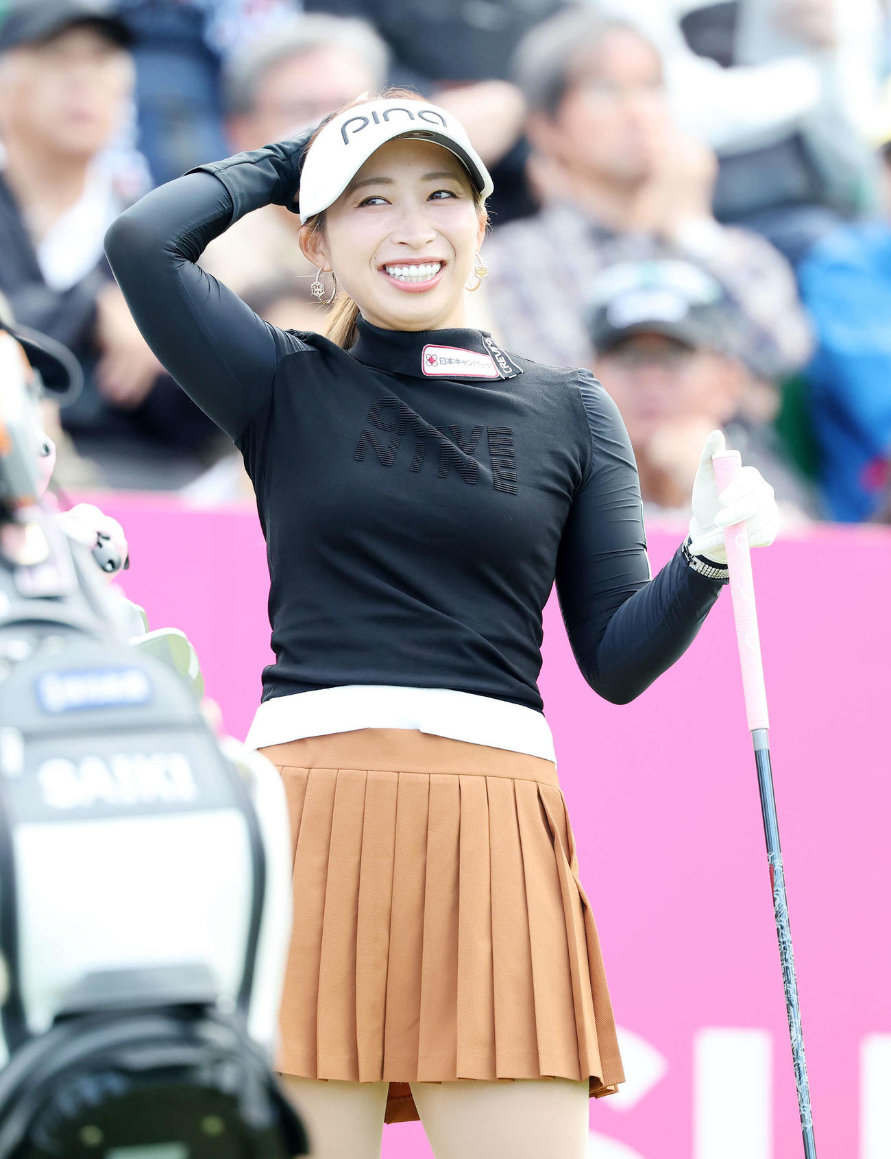 1番、ティーショット前、笑顔を見せる大出（撮影・鈴木正人）