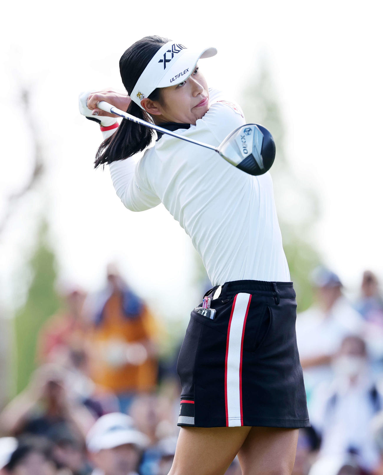 1番、ティーショットを放つ吉本（撮影・鈴木正人）
