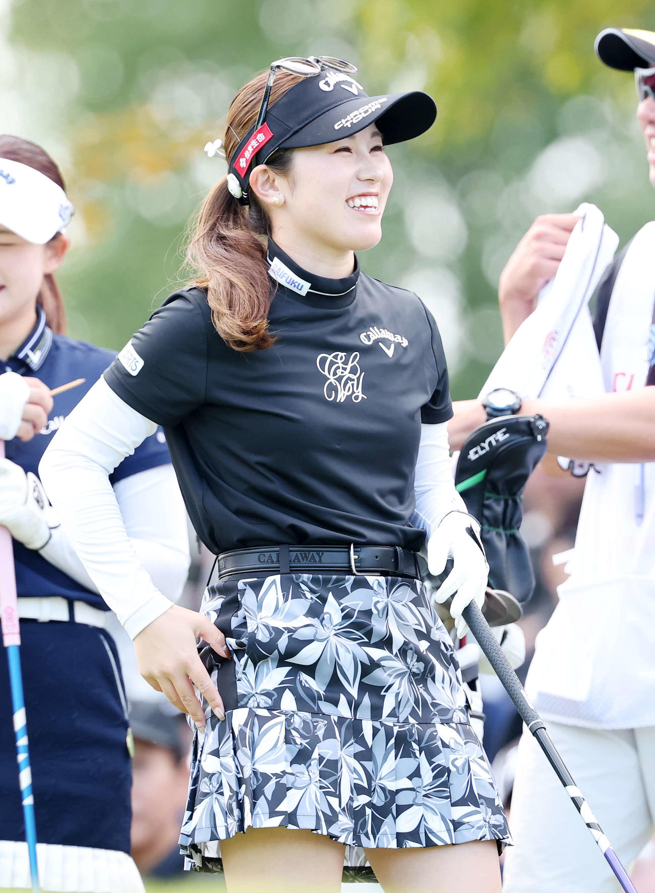 1番、ティーショット前、笑顔を見せる西村（撮影・鈴木正人）