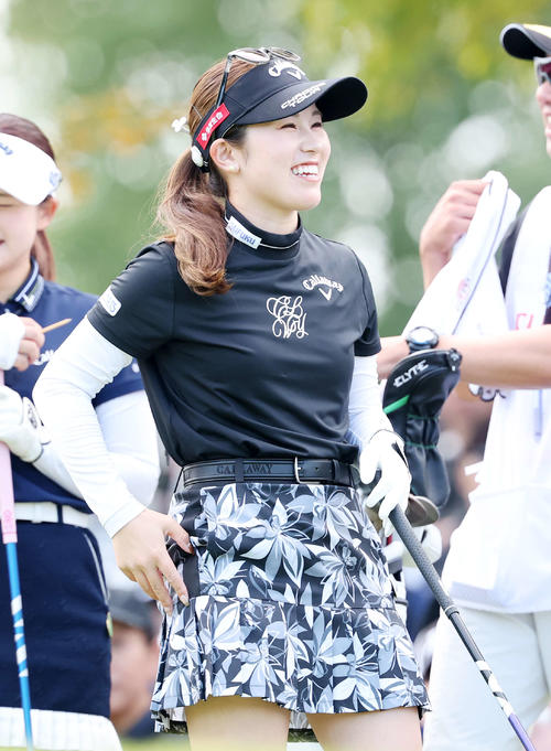 1番、ティーショット前、笑顔を見せる西村(撮影・鈴木正人)